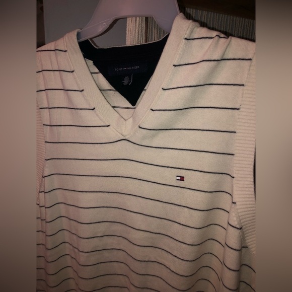 ✨2 for $25✨ Tommy Hilfiger striped sweater vest perfect condition size large - Picture 4 of 4